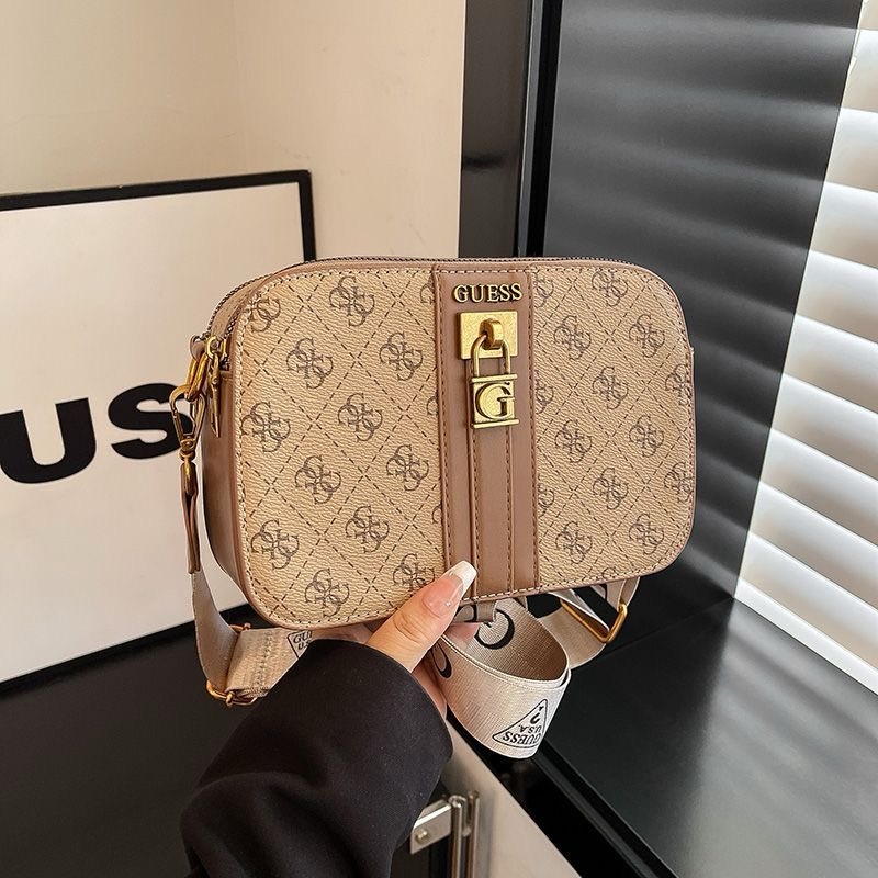 کیف دوشی زنانه وارداتی GUESS کد 946