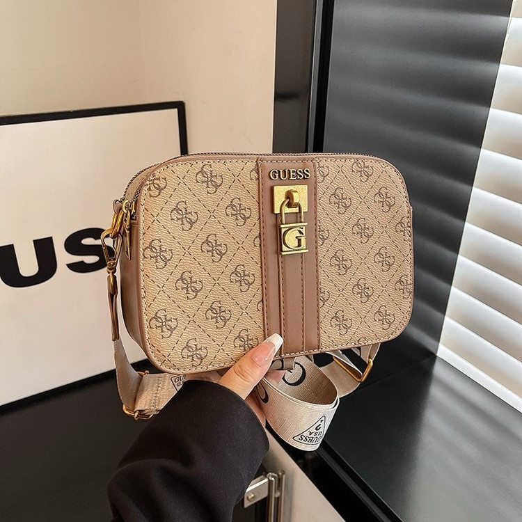 کیف دوشی زنانه وارداتی GUESS کد 946