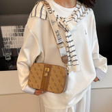 کیف دوشی زنانه وارداتی GUESS کد 946