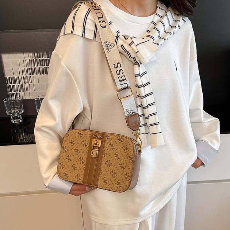 کیف دوشی زنانه وارداتی GUESS کد 946