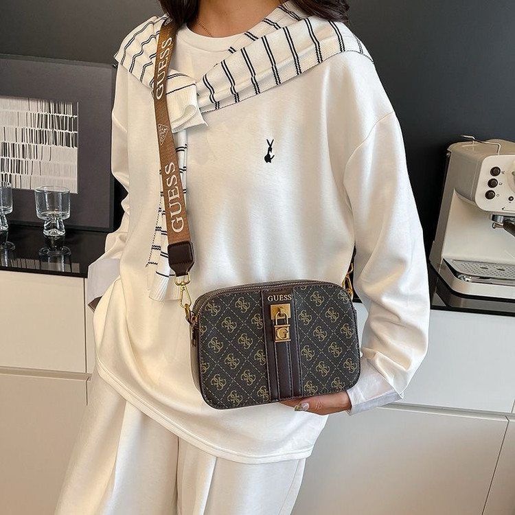 کیف دوشی زنانه وارداتی GUESS کد 946