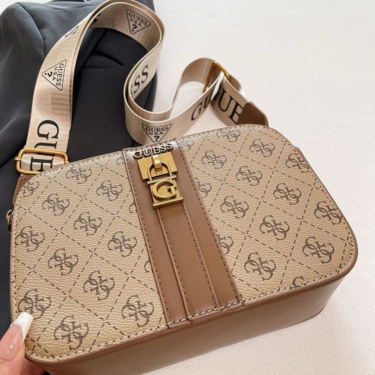 کیف دوشی زنانه وارداتی GUESS کد 946